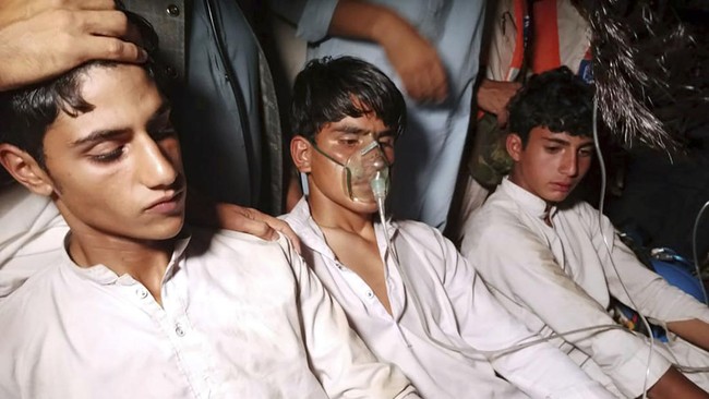 FOTO: Momen Penyelamatan Anak-anak Terjebak di Kereta Gantung Pakistan