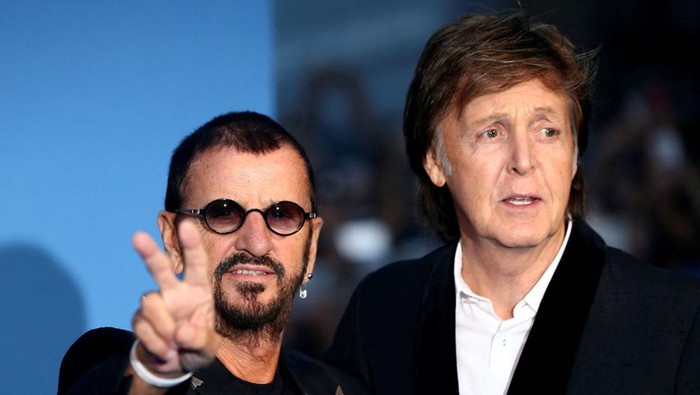 FILE PHOTO: Former Beatles Ringo Starr (L) and Paul McCartney attend the world premiere of 'The Beatles: Eight Days a Week - The Touring Years' in London, Britain September 15, 2016. REUTERS/Neil Hall/File Photo