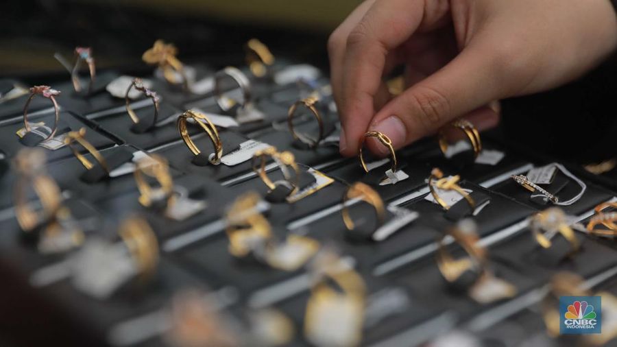 Pengunjung melihat emas di bazar emas Galeri 24, di halaman parkir pelataran kantor Galeri 24, Kenari Jakarta Pusat, (23/8/2023). (CNBC Indonesia/Muhammad Sabki)