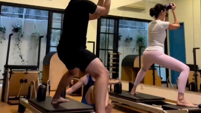 Potret Sophia Latjuba saat ajak menantunya, Demas Narawangsa lakukan pilates bersama/Foto: Instagram @sophia_latjuba88