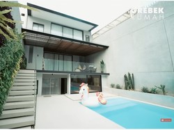 Ada Pohon Rak Buku, Intip Detail Sudut Rumah Mewah Aura Kasih Banyak Spot Foto Estetik