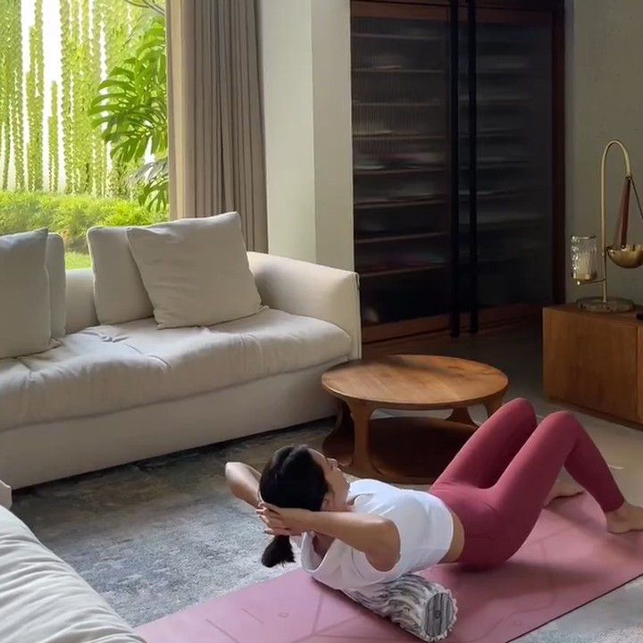 <p>Tak hanya untuk bersantai, ruang utama di rumah Pevita juga bisa digunakan untuk melakukan olahraga seperti yoga. (Foto: Instagram @pevpearce)</p>