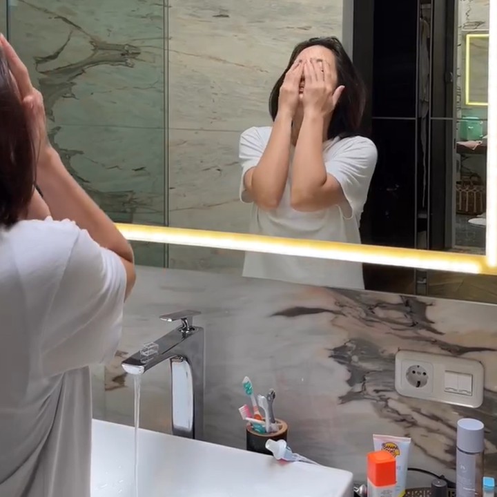 <p>Hunian tersebut menjadi tempat Pevita melakukan segala rutinitasnya mulai dari pagi hingga menjalani harinya.<em> "I love morning routines.</em> Setelah selama 2 tahun terakhir nonstop traveling. Aku ngerasa punya rutinitas yang sama setiap hari itu bantu aku untuk grounding dan juga bantu untuk lebih siap ngejalanin hari. Sedangkan kalau pagi-pagi aku langsung liat layar (hp/laptop) sering aku jadi <em>anxious</em> dan <em>spiraling</em> dan jadi ngga <em>productive,"</em> kata Pevita. (Foto: Instagram @pevpearce)</p>