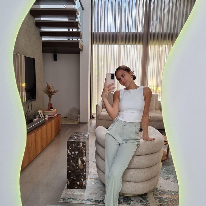 <p>Aktris Pevita Pearce menghuni sebuah rumah yang sangat cantik. Arsitektur serta desainnya membuat rumah Pevita tampak seperti di vila, lho. (Foto: Instagram @pevpearce)</p>