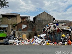 Bandung Terancam Jadi Lautan Sampah Imbas Kebakaran TPA Sarimukti