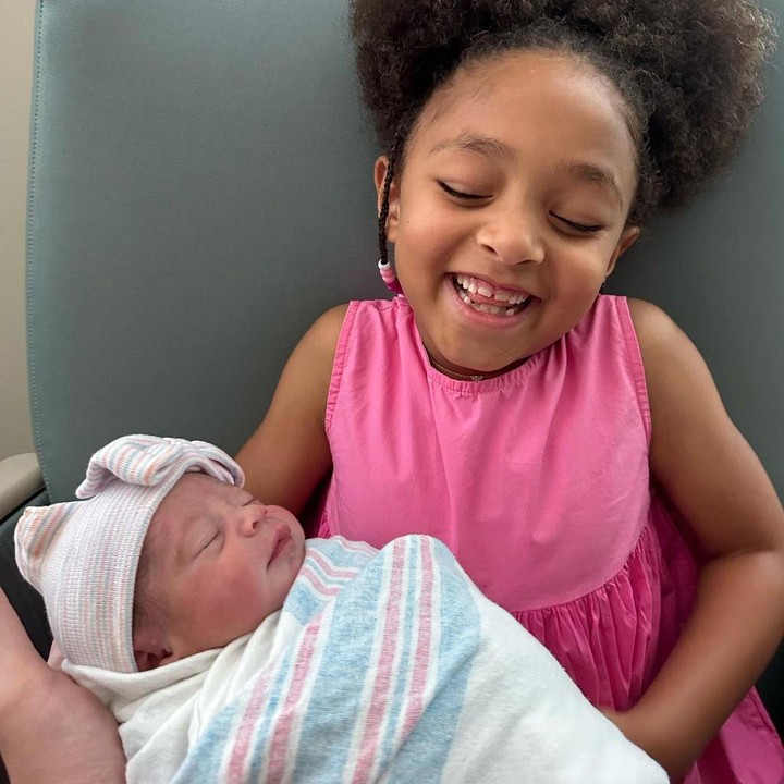 <p>Serena juga mengunggah foto saat Olympia menggendong sang adik dengan wajah ceria. Dalam potret ini, terlihat jelas wajah baby Adira yang menggemaskan. (Foto: Instagram @olympiaohanian/ @alexisohanian/ @serenawilliams/ Tiktok: @serenawilliams)</p>