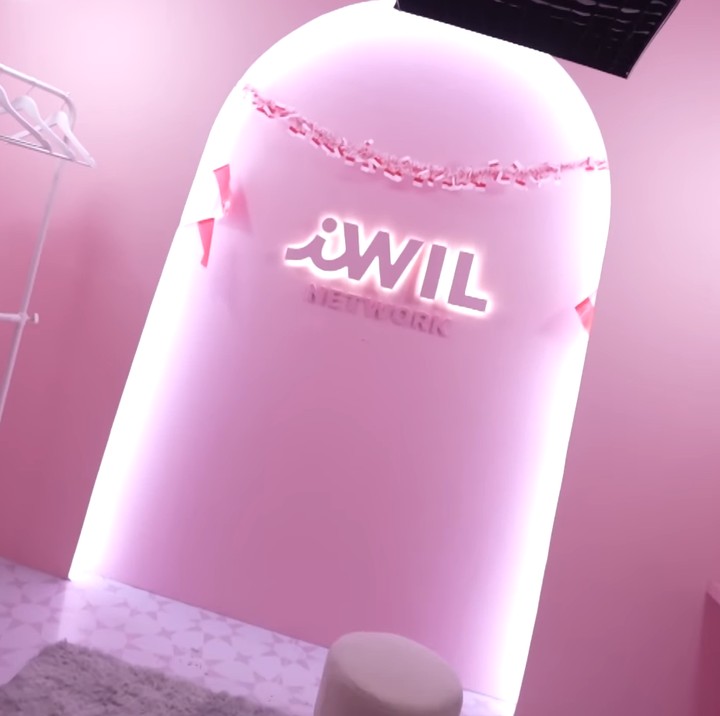 <p>Natasha mengatakan, ia sengaja memilih warna pink untuk nuansa ruangan ini. "Aku tuh hobi banget makeup, anaknya lumayan feminin dan colorful makanya aku bikin studio yang khusus buat makeup, ini pink banget konsepnya," ujar Natasha. (Foto: YouTube MAIA ALELDUL TV)</p>