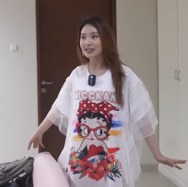 <p>Natasha Wilona juga menyediakan ruang tunggu untuk para tamu podcast yang ia ajak berkolaborasi. "Ruang tunggu ini biar artis pada betah nunggu, adem, pewe deh buat mereka duduk-duduk, makan, minum, ada lemari buat ganti baju, sama ada toilet dan shower kalau mau mandi," ia mengatakan. (Foto: YouTube MAIA ALELDUL TV)</p>