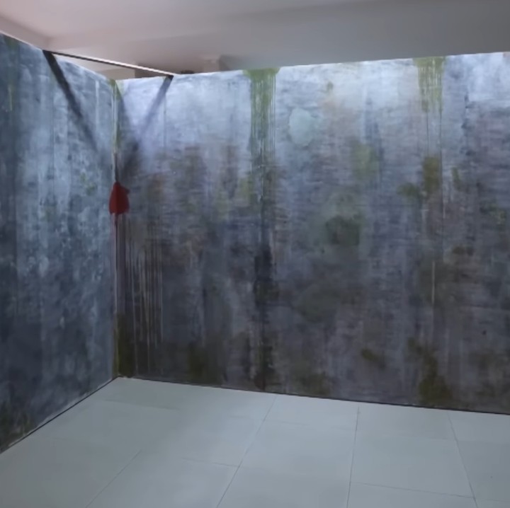 <p>Menariknya, terdapat sudut ruangan yang dikemas dengan nuansa menyeramkan untuk syuting konten horor. "Ini adalah studio buat horor. Biasanya itu nanti dipasang lampu dan lilin, dikasih daun kering background belakangnya. Aku tuh pencinta horor, sukanya minta ampun, makanya aku suka hal yang berbau-bau mistis," ia bercerita. (Foto: YouTube MAIA ALELDUL TV)</p>
