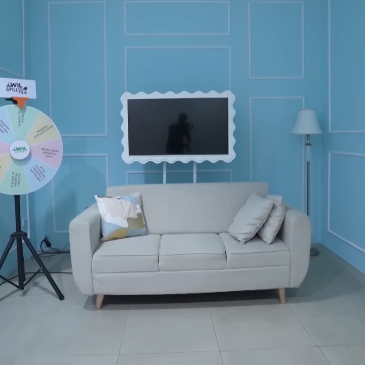 <p>Natasha Wilona memiliki studio mewah yang ia gunakan sebagai tempat produksi berbagai konten. Salah satunya adalah ruangan talkshow yang dikemas dengan nuansa girly, Bunda. "Ini ruangan buat program pertama kita, talkshow yang ada games. Tidak seintim podcast tapi lebih bebas," kata Natasha. (Foto: YouTube MAIA ALELDUL TV)</p>