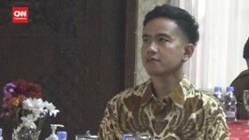 VIDEO: Gibran Tempel Stiker Ganjar, Bawaslu Nilai Bukan Pelanggaran