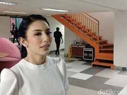 Nagita Slavina Bantu Biayai Pengobatan Ibu Tyas Mirasih di RS