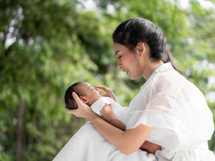 12 Cara Mendidik Bayi 2 Bulan dengan Aktivitas Terbaik agar Anak Cerdas Sejak Dini