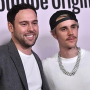 Justin Bieber Disebut Sudah Tak Berbicara dengan Manajer Scooter Braun Selama 1 Tahun, Ada Apa?