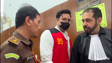 img-title Rindu Anak dan Istri, Tangis Ammar Zoni Pecah di Ruang Sidang