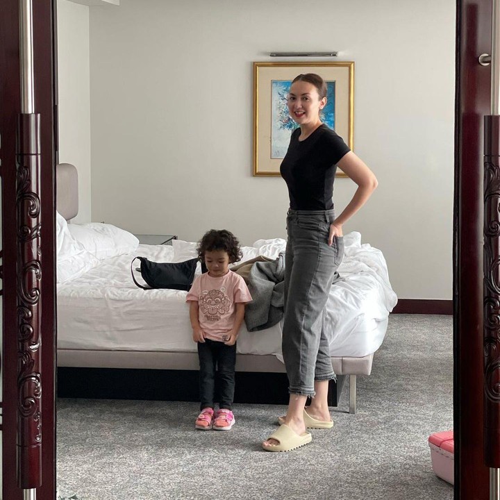 <p>Kini, Cara Rose Kanaya sudah berusia 3 tahun. Cara tumbuh menjadi gadis cilik yang aktif. Ia memiliki paras cantik seperti sang Bunda. (Foto: Instagram @riantic)</p>