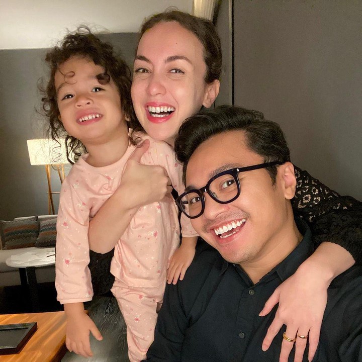 <p>Rianti Cartwright bahagia menjalani rumah tangganya bersama Cassanova Alfonso. Pasangan ini menikah pada 17 September 2010 dan dikaruniai seorang putri cantik. (Foto: Instagram @riantic)</p>