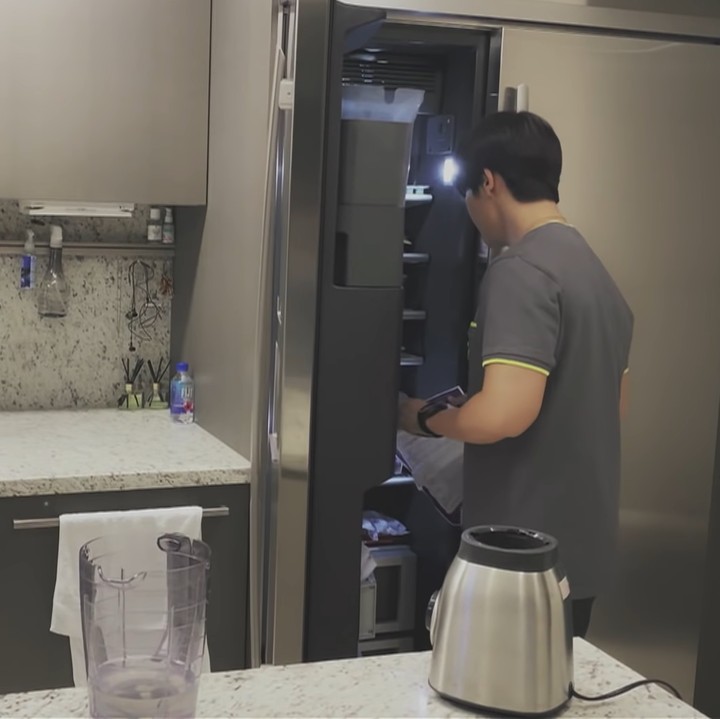 <p>Dapur apartemen Lee Donghae memiliki desain minimalis dan dilengkapi dengan berbagai perabotan modern, Bunda. (Foto: YouTube 이동해 Super Junior Donghae LEE)</p>