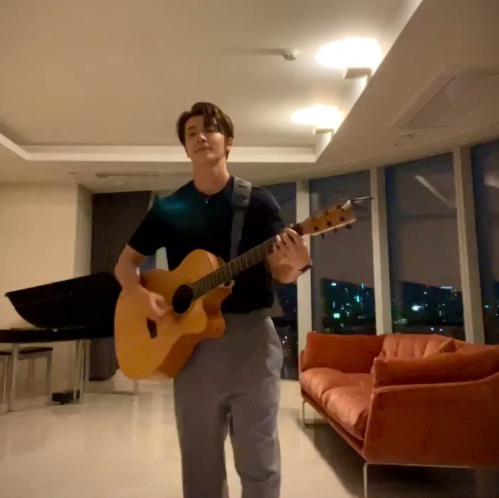 <p>Donghae Super Junior juga sering menghabiskan waktu dengan bermain gitar di apartemen. Dalam potret yang dibagikan, Donghae terlihat sedang bermain gitar di ruang utama apartemen. (Foto: Instagram @leedonghae)</p>