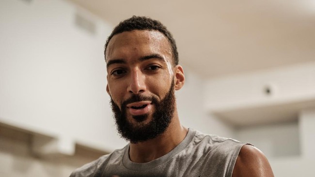 Bintang basket putra Prancis Rudy Gobert tiba-tiba minta ajari cara mengucapkan 'terima kasih' ke wartawan seusai wawancara, Kamis (24/8).