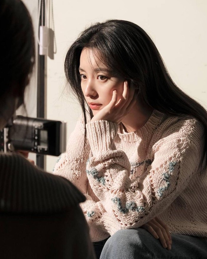 Having a career in the entertainment industry since she was a teenager did not make Han Hyo Joo forget her focus on education.  The actress successfully completed her education at Dongguk University, Department of Theater and Film./ Photo: instagram.com/hanhyojoo222