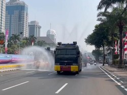 Kurangi Polusi Udara, Polda Metro Semprot Jalan Protokol Pakai Water Cannon