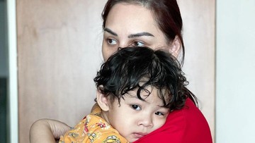 MONA RATULIU MEMUTUSKAN UNTUK MENYUSUI BALINT
