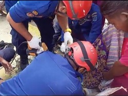 Damkar Depok Evakuasi Balita yang Kakinya Tersangkut di Lubang Tiang Net