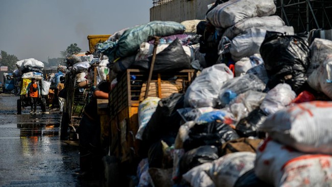 Dalam SK-nya, Ridwan Kamil menetapkan Bandung Raya darurat sampah dari 24 Agustus hingga 24 September 2023 imbas kebakaran berhari-hari TPA Sarimukti.
