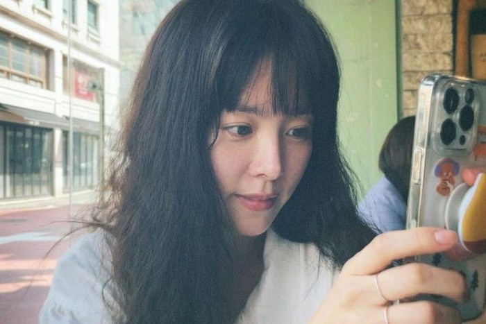 Di tahun 2005, setelah sukses membintangi film Blue Swallow, Han Ji Min semakin memantapkan mimpinya menjadi seorang aktris./ foto: instagram.com/roma.emo