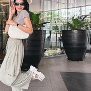 7 Fashion Items Hits Era 90-an yang Sering Dipakai Artis di Tahun 2023, Jadi Tren Lagi?