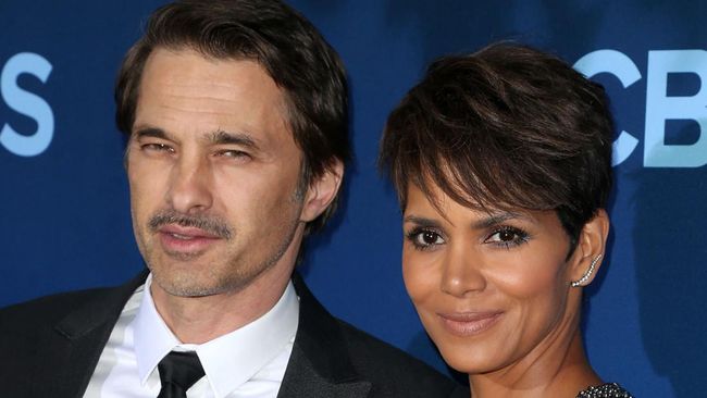 Halle Berry dan Olivier Martinez resmi bercerai dan capai kesepakatan soal hak asuh setelah 8 tahun proses hukum. Gugatan diajukan 2015.