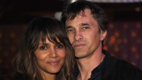 LOS ANGELES, CA - FEBRUARY 21: Halle Berry (L) and Olivier Martinez attend the Treats! Magazine Pre-Oscar Party at the Treats! Villa presented by OMNIA on February 21, 2015 in Los Angeles, California.   Joshua Blanchard/Getty Images for Treats! Magaz