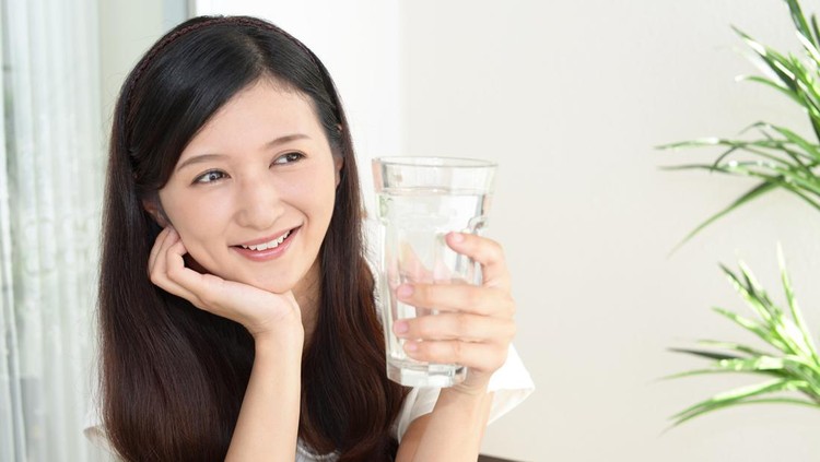 Ilustrasi Minum Air Putih