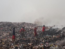 Gas Metan di Tumpukan Sampah Bikin Api TPA Sarimukti Sulit Dijinakkan
