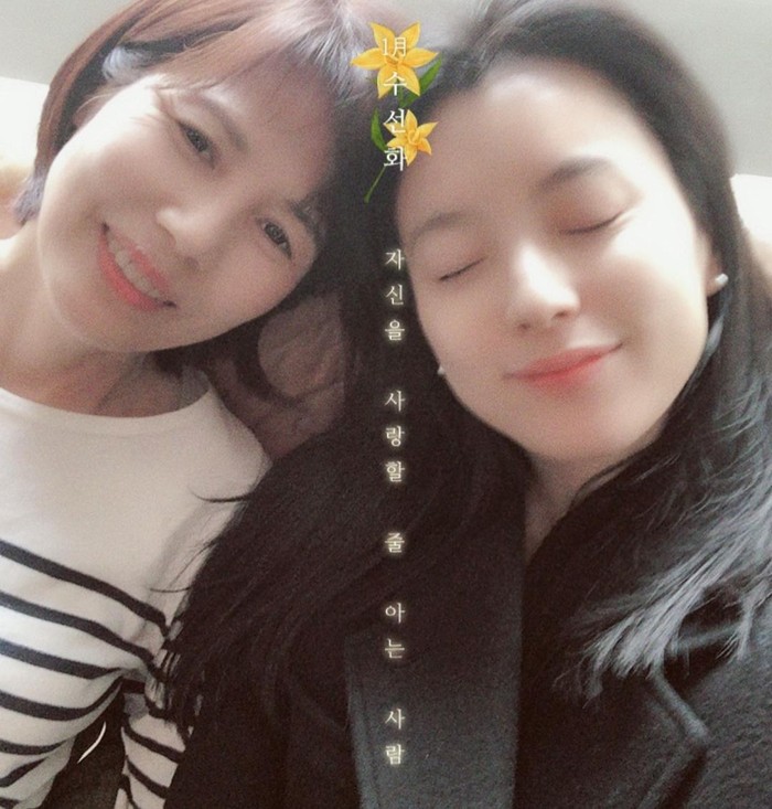 Han Hyo Joo's natural beauty, which became more charming as she grew up, turned out to be a descendant of her mother, who was an elementary school teacher.  In the photo, Han Hyo Joo and her mother radiate timeless beauty./ Photo: instagram.com/hanhyojoo222