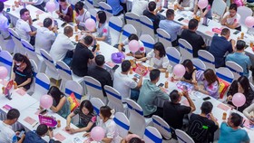 FOTO: Saling Lirik di Kencan Buta Massal Festival Qixi China