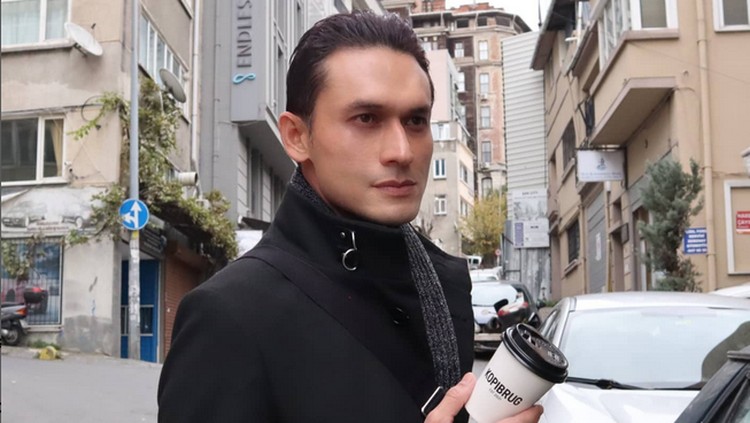 Keren! Indra Bruggman Ternyata Hobi Ngopi dan Jago Racik Kopi
