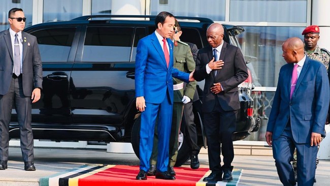 Presiden Joko Widodo (Jokowi) mengatakan pandemi covid-19 memberikan pelajaran bahwa tak ada negara yang bisa hidup sendiri.
