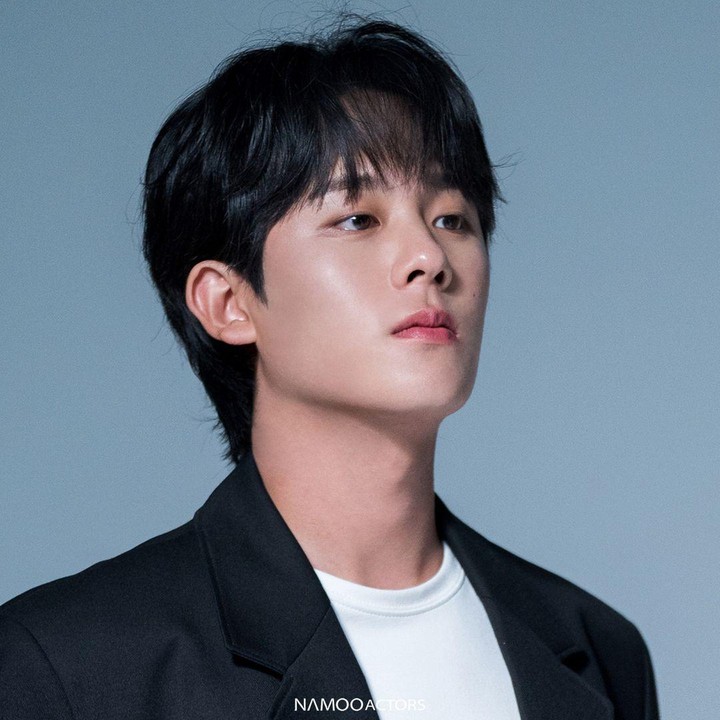 <p>Untuk diingat kembali, Lee Jung Ha pernah dicasting oleh JYP Entertainment namun tak bisa menyanyi dan menari. Di tahun yang sama, ia mengejar karir akting dan memulai debutnya di serial web <em>Heart Attack Warning</em>. (Foto: Instagram @namooactors)<br /><br /><br /></p>