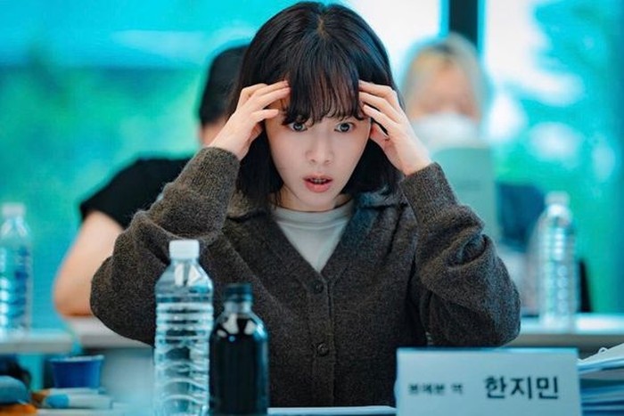 Mahir memerankan berbagai jenis karakter, kali ini di drama 'Behind Your Touch', Han Ji Min berperan sebagai dokter hewan yang mampu melihat kejadian masa lalu setiap memegang bagian bokong hewan tersebut./ foto: instagram.com/roma.emo