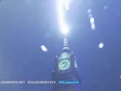 Video Petir Menyambar Menara Jam Mekkah Saat Badai