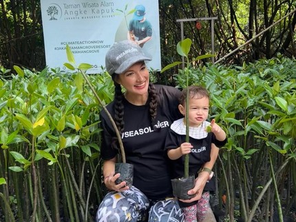 5 Potret Kehamilan Nadine Chandrawinata, Traveling Bareng Baby Djiwa ke Hutan Mangrove