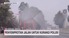 VIDEO: Penyemprotan Jalan Kurangi Polusi