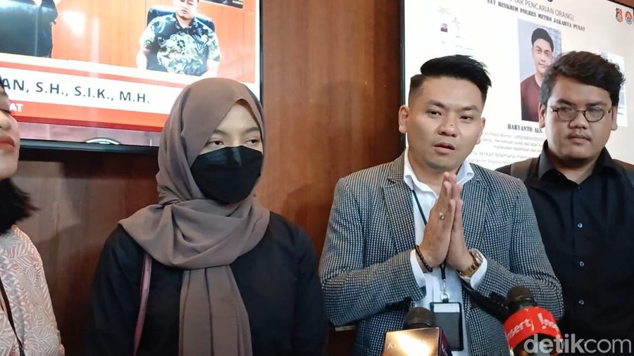 Oklin Fia usai diperiksa polisi.