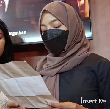 Sosok Pria di Video Jilat Es Krim Oklin Fia Terungkap, Ini Profesinya