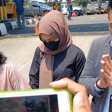 Jalani Pemeriksaan Terkait Konten Jilat Es Krim, Oklin Fia Hanya Tertunduk