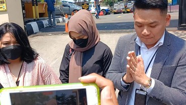 Jalani Pemeriksaan Terkait Konten Jilat Es Krim, Oklin Fia Hanya Tertunduk