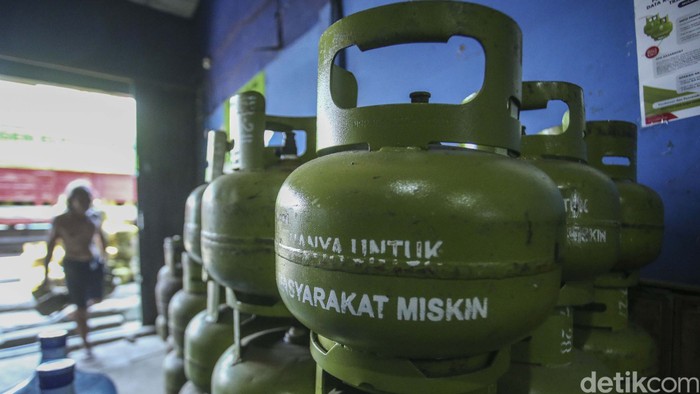 Kementerian ESDM akan mengatur pembelian LPG 3 kg dengan cara mendata dan mencocokkan data pengguna. Mulai 1 Januari 2024 pembeli LPG 3 kg harus bawa KTP.