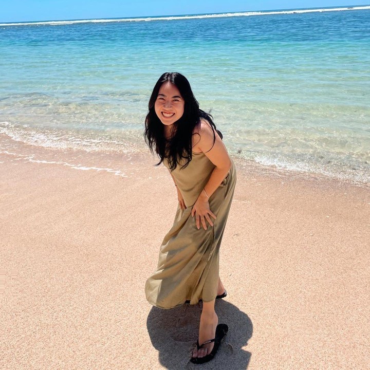<p>Casey aktif dalam berbagai kegiatan, termasuk menjadi seorang guru. Beberapa waktu yang lalu, Casey sempat viral karena cara mengajarnya yang sangat interaktif, Bunda. Hal ini diperlihatkan Casey di akun TikTok-nya. (Foto: Instagram: @rebeccatulung)</p>